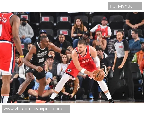 小卡上半场表现抢眼两分全中三分稍显失准罚球稳健贡献17分