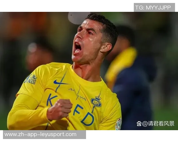 胜利球迷在比赛中高呼C罗名字展现对队长的坚定支持与热爱